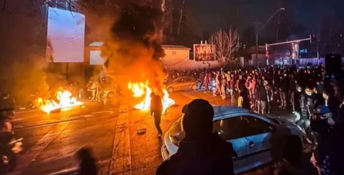 Ratusan Demonstran Tewas di Iran, Teheran Peringatkan AS Soal Serangan