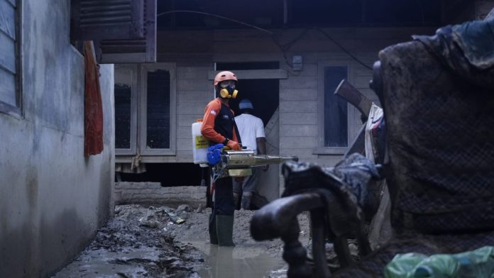 Ancaman Nyamuk Meningkat Usai Banjir, DMC Dompet Dhuafa Gelar Fogging